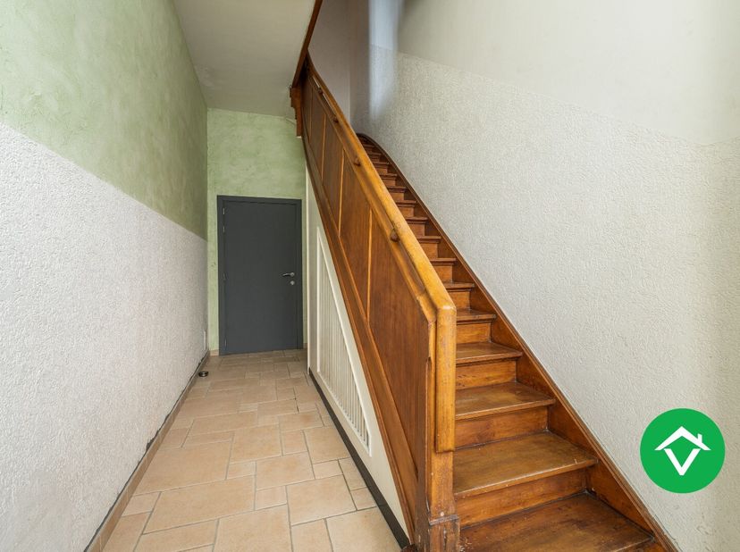 Ontdek deze veelzijdige eigendom met een ruim perceel van 1321m², gelegen langs de Stationsstraat in Eernegem. Deze woning biedt niet alleen een woons