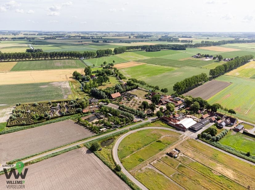 Deze unieke eigendom op een totaal van 34.000m² vinden we terug in de Biezenpolder tussen Aardenburg, Eede en Sint-Laureins. Sinds jaar en dag is dit
