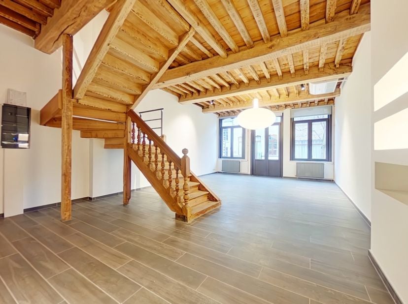 Situé en plein centre-ville, ce superbe appartement rénové avec goût offre 217m² de surface habitable. Il se compose d’un vaste séjour lumineux de 67m