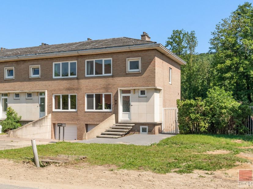 Halfvrijstaande woning uit 1969 op een perceel van 635m², woonopp. 154 m². De woning beschikt over drie slaapkamers en werd recent gerenoveerd, zowel