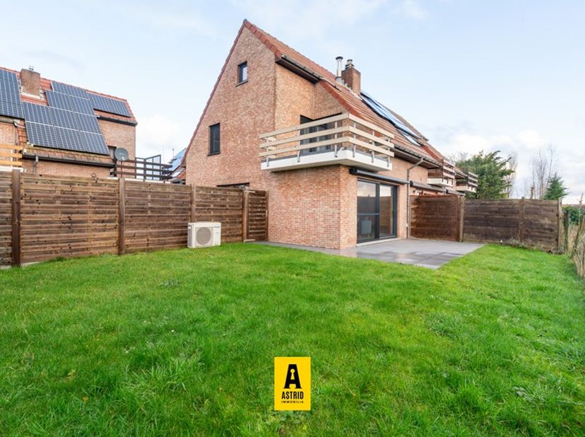VAKANTIEWONING! Perfect onderhouden en instapklare zonnige vakantiewoning met een aangename en eenvoudige te onderhouden tuin, gelegen in klein en rus