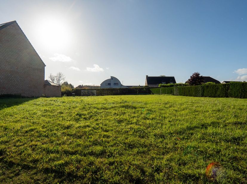 Bouwgrond voor halfopen bebouwing met goede oriëntatie op wandelafstand van het centrum van Stevoort. Deze mooie bouwgrond is gelegen op een perceel v