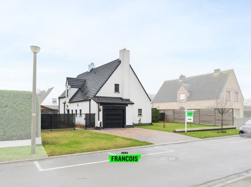 Deze instapklare villa, gelegen in een rustige en groene woonwijk van Blankenberge, combineert een serene woonomgeving én een centrale ligging dicht b