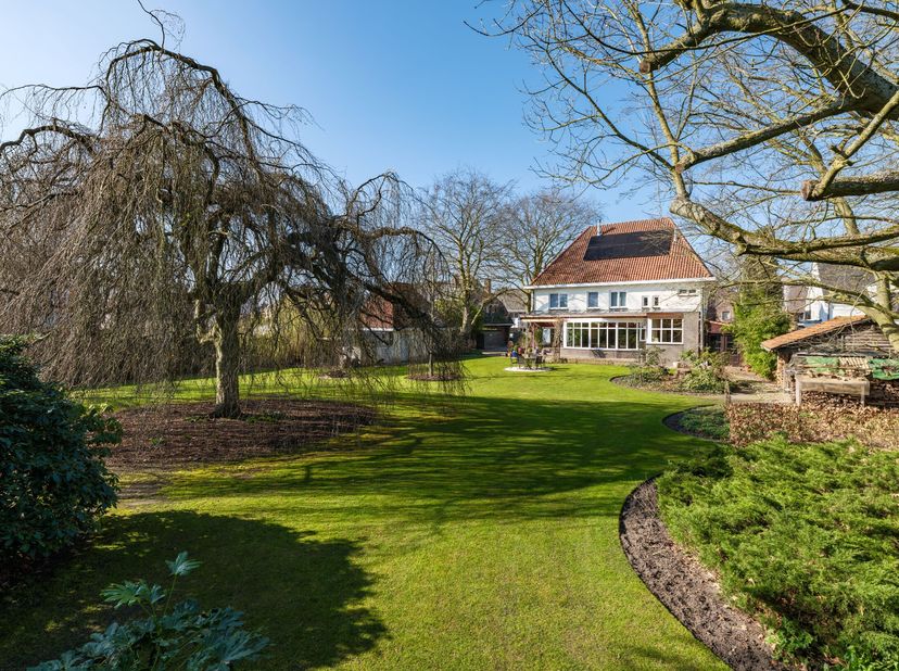 Prachtig gerenoveerd herenhuis met 5 slaapkamers op een perceel van 3.109 m² in het centrum van Pelt. De woning beschikt op het gelijkvloers over een
