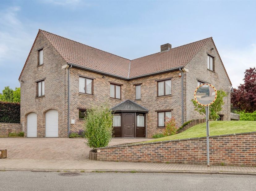 Klassieke villa (2000) met veel ruimte op een mooi perceel van +/- 14a82ca nabij centrum. De villa bevat een bewoonbare oppervlakte van +/- 400 m² met