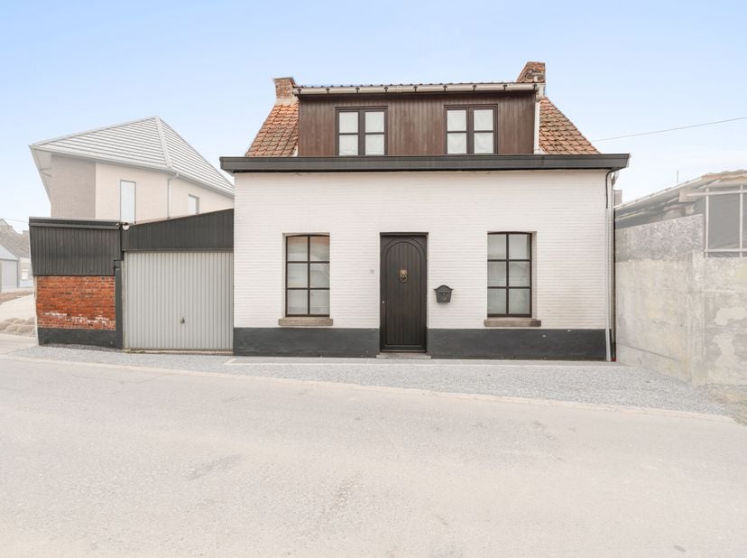 Ben je op zoek naar een woning met veel potentieel? Zoek niet verder! Deze te renoveren woning in het rustige Impe biedt een unieke kans om je nieuwe
