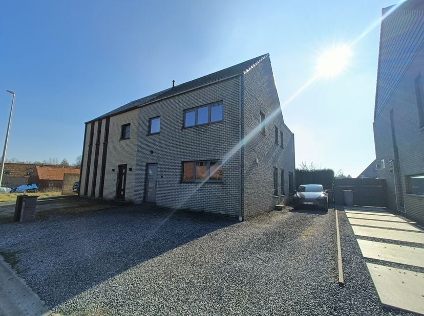 Deze zeer ruime woning bevindt zich in een rustige buurt in het landelijke Wijshagen.&lt;br /&gt;
&lt;br /&gt;
Het gaat over een 3-gevel woning met 2 volwaardige