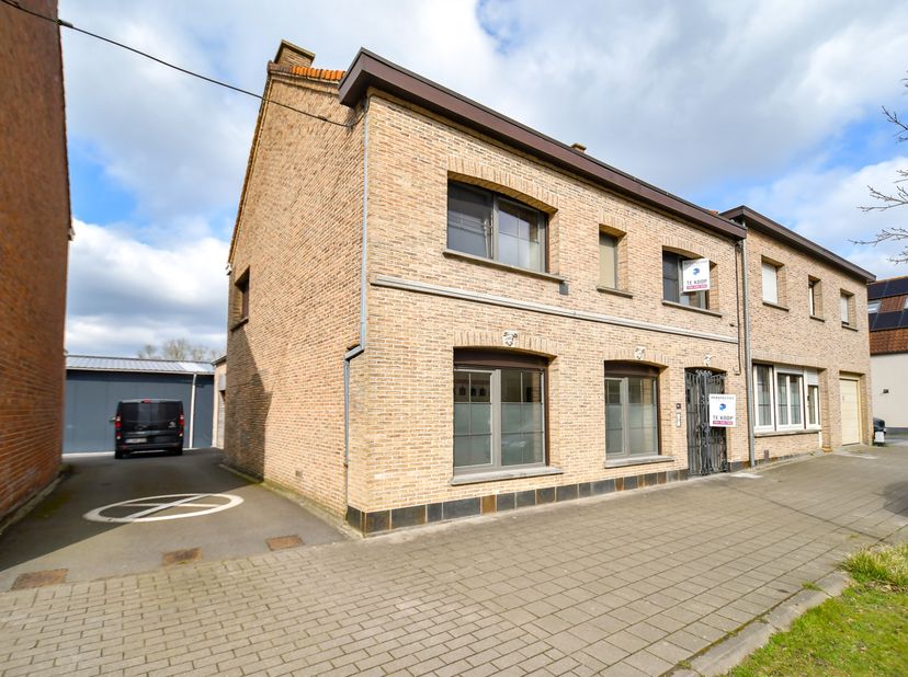 Maria-Aalter  | VRAAGPRIJS | Mooi gerenoveerde ruime woning met 4 GROTE slaapkamers, GROTE DUBBELE GARAGE en ZONNEPANELEN. Gelegen in het rustige en l