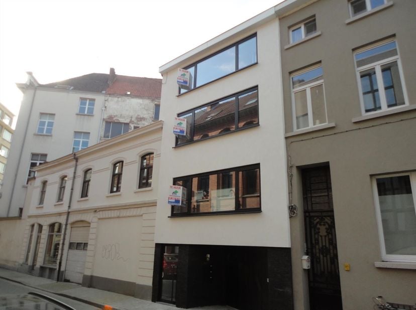 Dit volledig vernieuwd dakappartement aan de Zuid in Gent bestaat uit inkom, leefruimte met volledig ingerichte, open keuken (voorzien van keramische