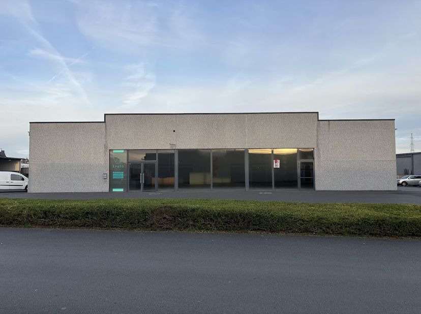 Baanwinkel met een oppervlakte van ca. 750 m² te huur in Harelbeke. &lt;br /&gt;
Gelegen op een commerciële ligging, dichtbij de N36 en andere invalswegen.