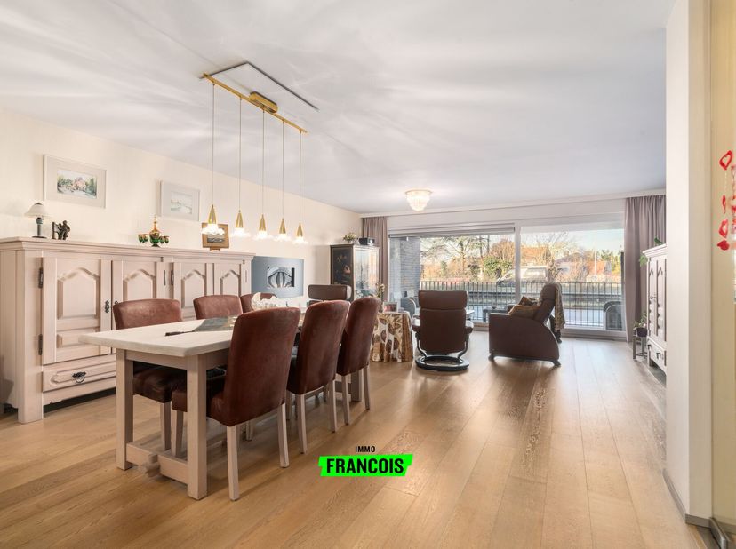 Ontdek dit recent appartement in Oudenburg, gelegen op een unieke locatie met adembenemend uitzicht op het Kanaal Plassendale-Nieuwpoort, vlakbij de Z
