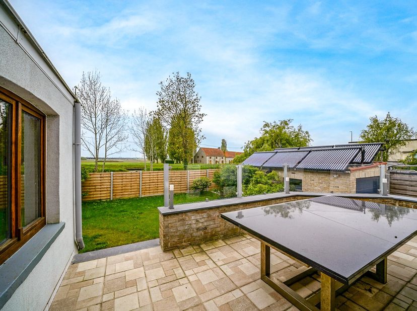 Langs het kanaal Plassendale - Nieuwpoort in Oudenburg vinden we deze volledig gerenoveerde open bebouwing. De woning biedt een uitzonderlijke bewoonb