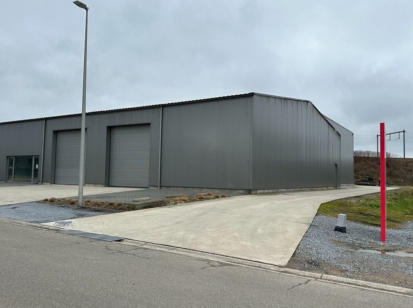Bedrijfsruimte of opslagmagazijn 253m², zeer goed gelegen in KMO zone Het Dorlik, vlakbij de op- en afrit N°29 van de E 313. De hal is voorzien van ee