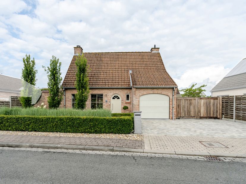 KOM LANGS OP ONZE KIJKDAG OP ZATERDAG 23 AUGUSTUS VAN 10-12U! MAAK JE AFSPRAAK MET BO OP 0498 74 25 28.Deze instapklare villa in een rustige, doodlope