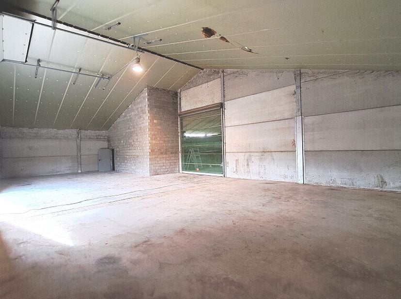 Landelijk gelegen OPSLAGPLAATS met een oppervlakte van 500 m² te huur in Uitkerke - Blankenberge.&lt;br /&gt;
 &lt;br /&gt;
 &lt;br /&gt;
Elektriciteit &amp; drijfkracht aa
