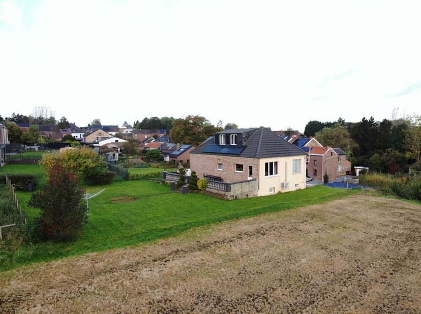 Offre àpd 290.000euro : Charmante maison 4 façades située dans un quartier paisible de Retinne, comprenant une terrasse avec barbecue en pierre donnan