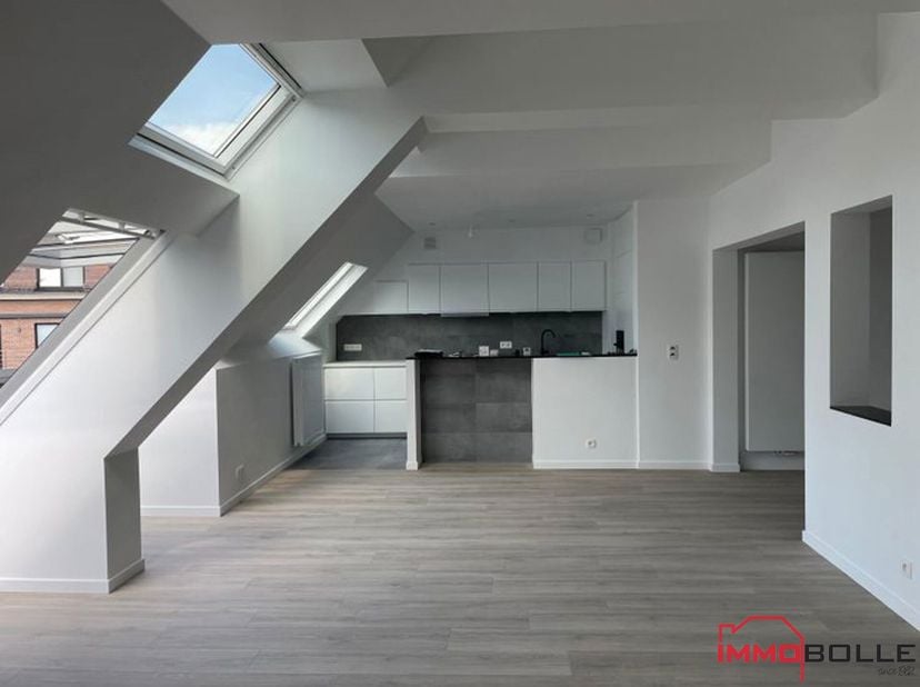 A proximité de la place Saint-Lambert, Aspria La Rasante et de toutes les facilités, dans une petite rue calme sans trafic, beau duplex lumineux et en