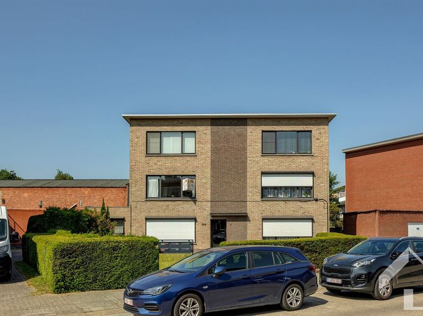 Ben je op zoek naar een comfortabel en ruim appartement in een rustige, doch centrale ligging? Dan is dit pand op de eerste verdieping (zonder lift) z