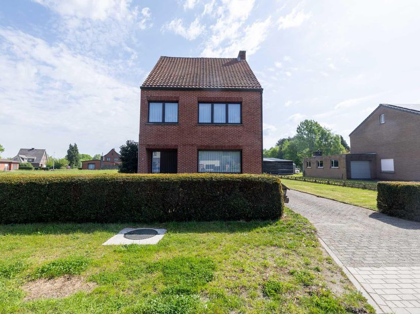 OPEN BEBOUWING MET TUIN &lt;br /&gt;
 &lt;br /&gt;
Indeling:  &lt;br /&gt;
- gelijkvloers: inkomhal met trap, leefruimte, eetruimte, keuken, badkamer, veranda;  &lt;br /&gt;