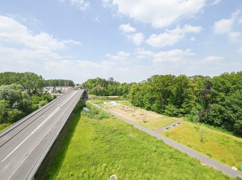 Ontdek dit prachtige penthouse op de vijfde verdieping van residentie &#039;Ingelgoed&#039; in hartje Ingelmunster. Met drie slaapkamers, een ruime lichtrijke l