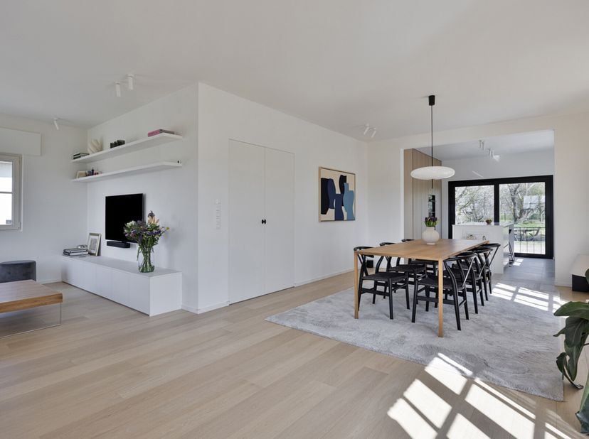 Immo Pické biedt U deze recent gerenoveerde (2024) villa aan in Dilbeek (Itterbeek), gelegen op een prachtig landelijke locatie en toch nabij alle voo