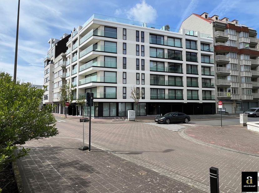 Deze parkeerplaats bevindt zich op -1 in een appartementsgebouw gelegen op de hoek van de Zonnelaan met de Jozef Nellenslaan, vlakbij het Casino. Ze i