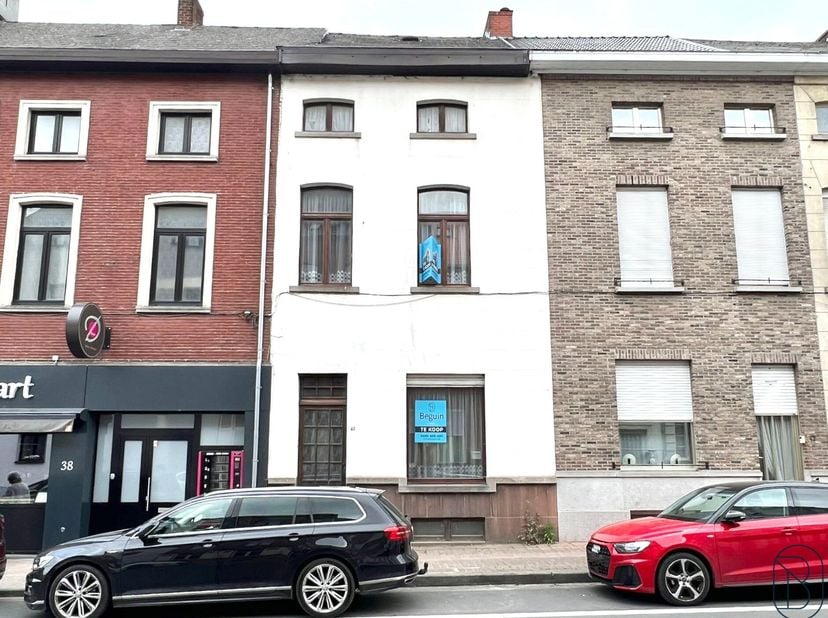 Op te frissen rijwoning met tuin in het centrum van Ronse. Bij het betreden van de woning, bevindt zich rechts een kantoorruimte. Aansluitend is de wo