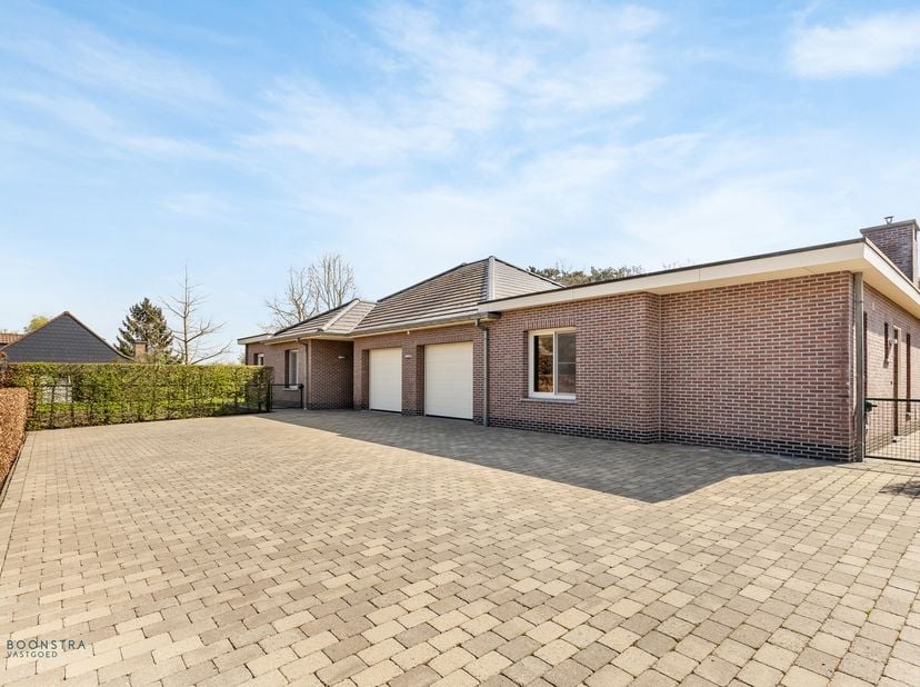 Op een fantastische locatie te Peulis bevindt zich deze recente gelijkvloerse woning met prachtige tuin die u tal van mogelijkheden biedt door de aanw