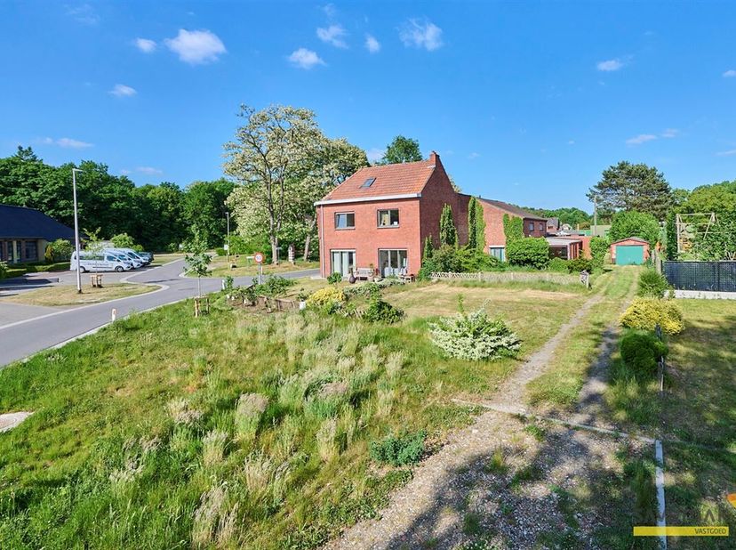 Rustig gelegen woning met veel grond en nog meer atelier-, hobby of werkruimte, zo kan je deze renovatiewoning best omschrijven.&lt;br /&gt;
Met de nodige l