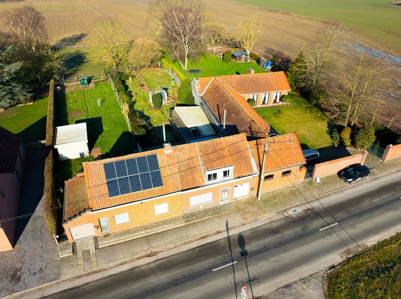 Deze te renoveren woning op 1.698 m² ligt middenin de velden in het landelijke Bellegem (Kortrijk) waar je kan genieten van prachtig landelijke verzic