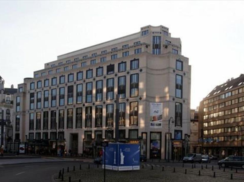 Dit gebouw bevindt zich aan de Avenue Louise. Het is gelegen op een toplocatie met uitstekende visibiliteit. De Louisa wijk is het economisch centrum