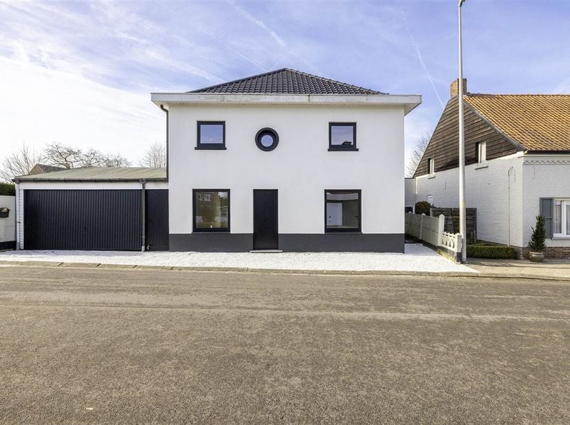 Deze prachtige woning in Veerle biedt een perfecte combinatie van comfort en moderne stijl. Met een bewoonbare oppervlakte van 190m² en gelegen op een