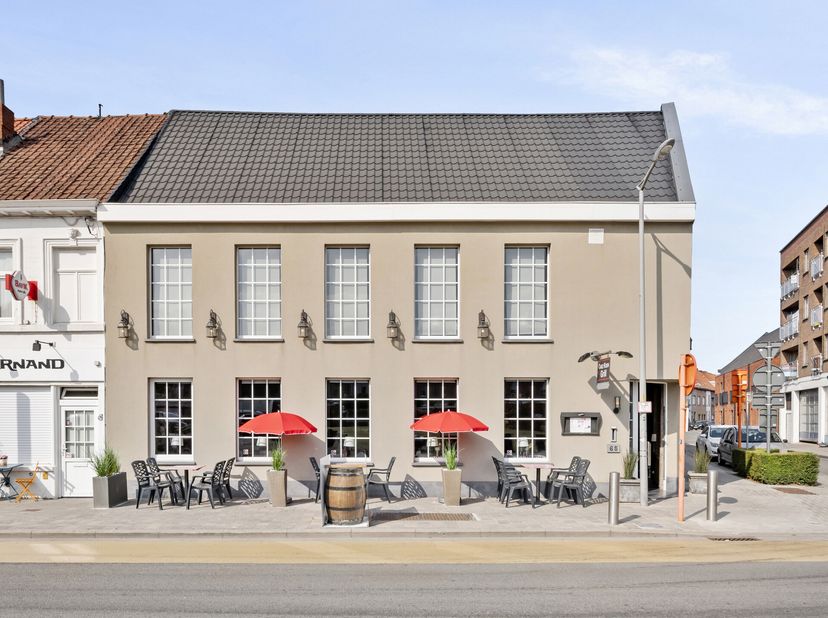 Volledig VERNIEUWD en RUIM handelspand met gezellig restaurant, gelegen op een TOPLOCATIE met uitstekende visibiliteit in centrum Kortrijk. Het pand w
