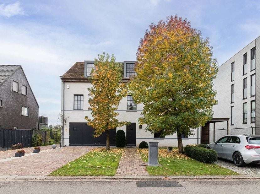 In het dorp van het pittoreske Massenhoven bevindt zich dit buitengewoon duplex appartement.Het appartement is voorzien van alle noden en wensen en bi