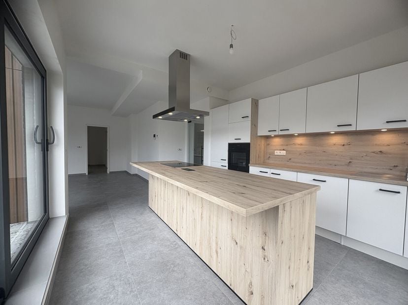 Découvrez cet appartement lumineux de 3 chambres dans le cadre verdoyant du projet Â Aux Portes de Chimay Â, situé à proximité immédiate de la place d