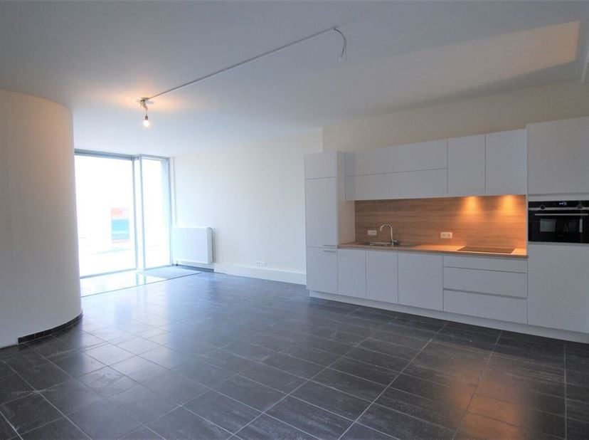 Ruim gelijkvloers appartement met 2 slaapkamers en binnenkoer, gelegen in het centrum van Maaseik, vlak aan de markt.&lt;br /&gt;
ALGEMEEN:&lt;br /&gt;
- Verwarmi