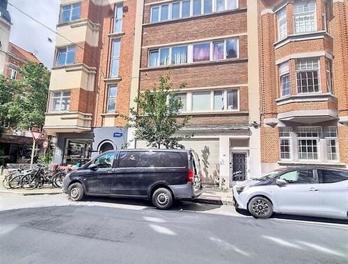                                         Handelsgelijkvloers te koop in Sint-Gillis, € 210.000
