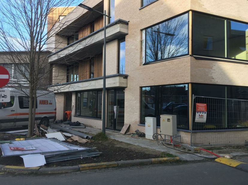 Gelegen in het centrum van Staden vinden we dit commercieel gelijkvloers te koop van ca. 126 m².&lt;br /&gt;
Specificaties: &lt;br /&gt;
- ca. 126 m²&lt;br /&gt;
- casc