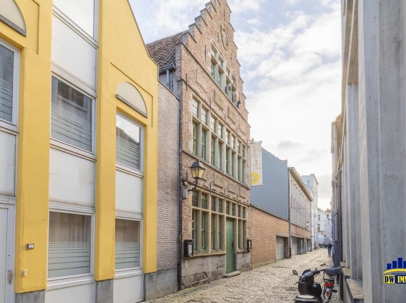 In het historische centrum van Gent, in het sfeervolle Patershol, wordt deze instapklare horecazaak ter overname aangeboden. De zaak beschikt over 35