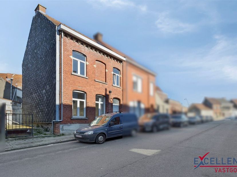 Bent u op zoek naar een woning met voldoende ruimte en een uitstekende ligging? Deze prachtige gezinswoning in Ronse biedt alles wat u nodig heeft!&lt;br