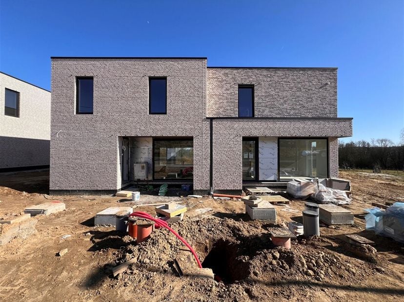 Situé sur un terrain naturel, à proximité du centre du village rural de Korbeek-Dijle et bénéficiant d&#039;un accès parfait à Louvain et à Bruxelles ainsi