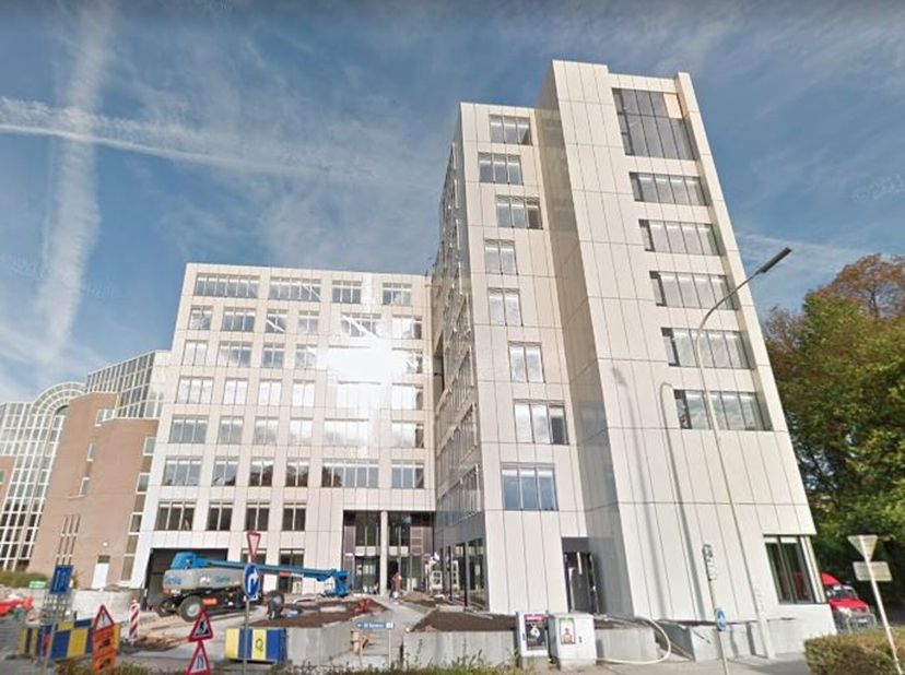 Immeuble de bureaux de haute qualité idéalement au bord de la forêt de Soignes. Il est proche des supermarchés, des banques et des restaurants. Situé