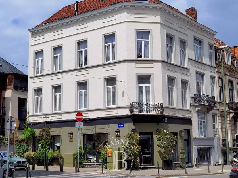 Bois de la Cambre - Montjoie - Barnes Brussels vous propose cet immeuble de rapport composé de quatre unités (en règle urbanistique) dans un quartier
