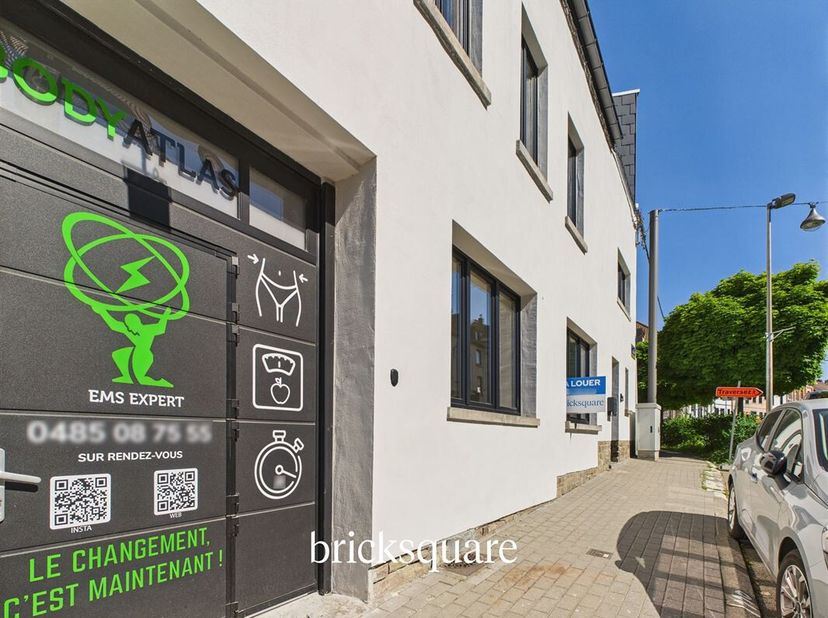 Découvrez ce local commercial/bureau de 60 m², idéalement situé au 51 Rue François Dubois, à deux pas de la gare de La Hulpe.&lt;br /&gt;
Cet espace a bénéf