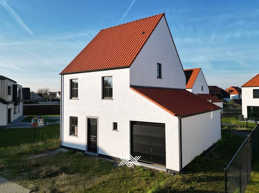 Deze nieuwbouw woning met 3 slaapkamers en een bewoonbare oppervlakte van 200 m² is gelegen op een perceel van 432,81 m² in de nieuwe verkaveling ‘Lal
