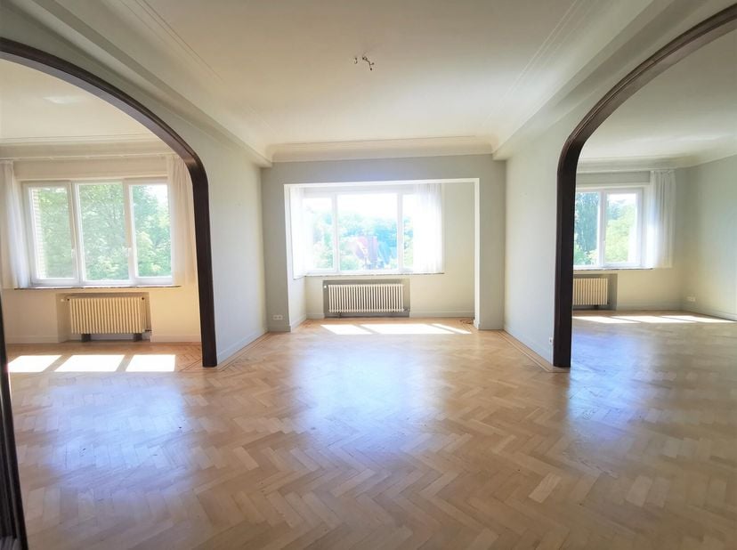 Bois. Roosevelt. Appartement de style moderniste dans un immeuble de standing datant de 1936. Sis au troisième étage, il développe une surface d&#039;envir