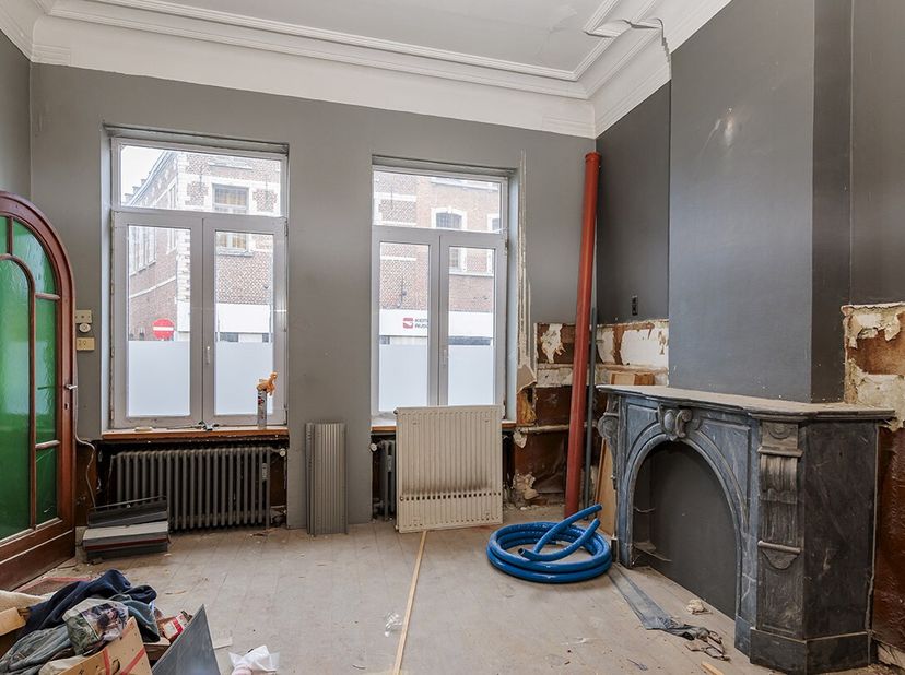 Aan de Veemarkt in het handelscentrum van Tienen treffen we deze bijzondere eigendom aan. Het pand heeft in totaal 3 gerenoveerde appartementen, allen