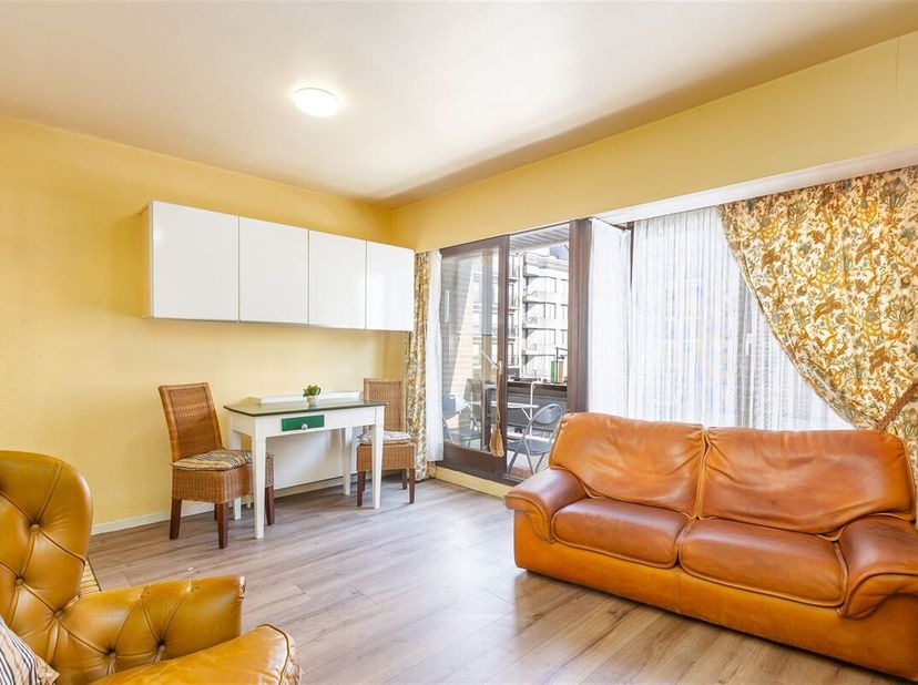 Centraal gelegen appartement midden in het winkelcentrum, vlakbij de Zeedijk en het park.  Indeling : inkomhal, woonkamer met open keuken, apart toile