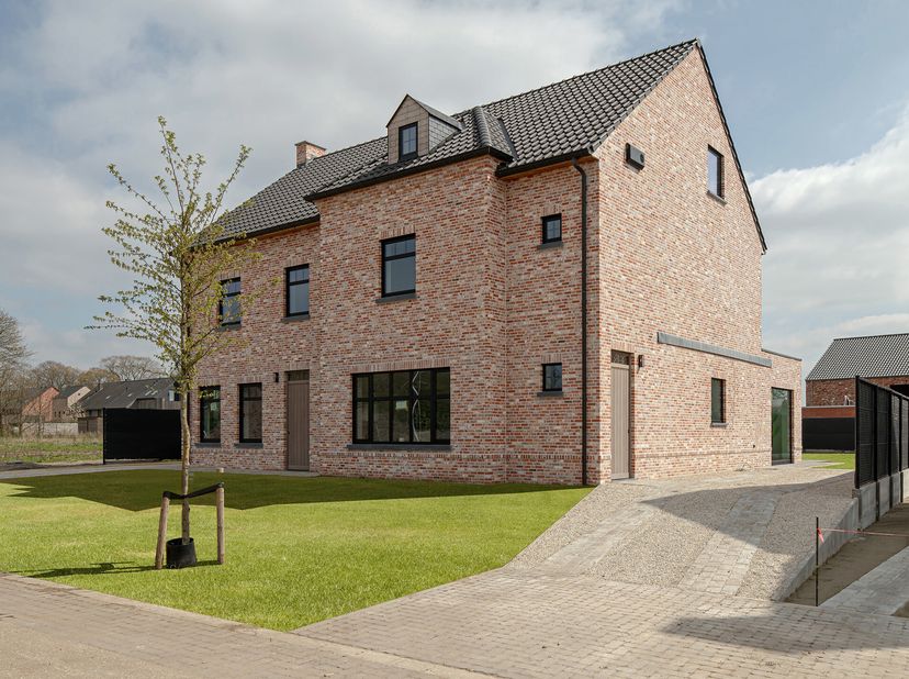 Deze landelijk moderne half-open Co2 neutrale A+villa is gelegen aan de begeerde rand van Beringen met een uitstekende verbinding naar het centrum.De