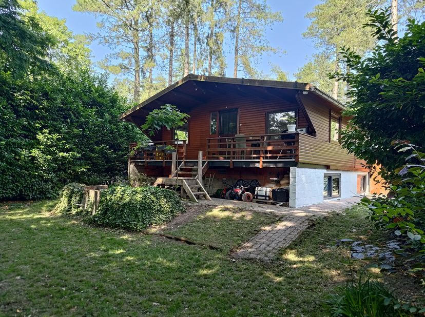 Deze ruime chalet ligt in De Maretak, een voormalig recreatiegebied waar vaste bewoning vandaag volledig is toegestaan. Je hebt er dagelijks een vakan